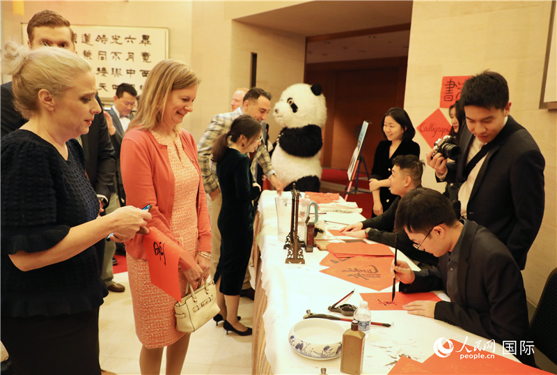 美国当地民众体验中国春节文化(图5)