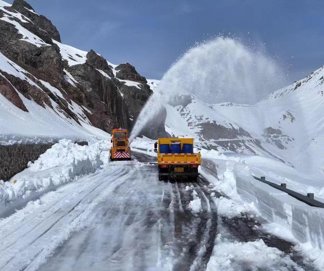 新库公路从“冬眠期”苏醒 已清除积雪16万立方米(图3)