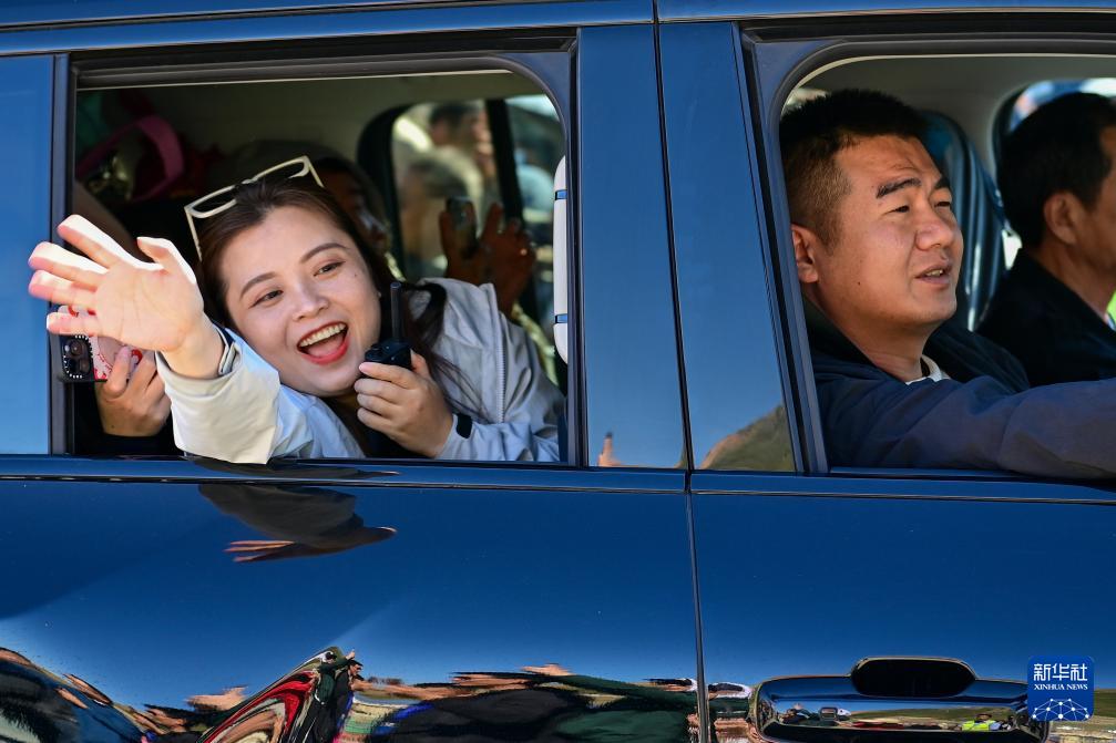 新华全媒＋丨“中国最美公路”告别“冬眠”恢复通车(图2)