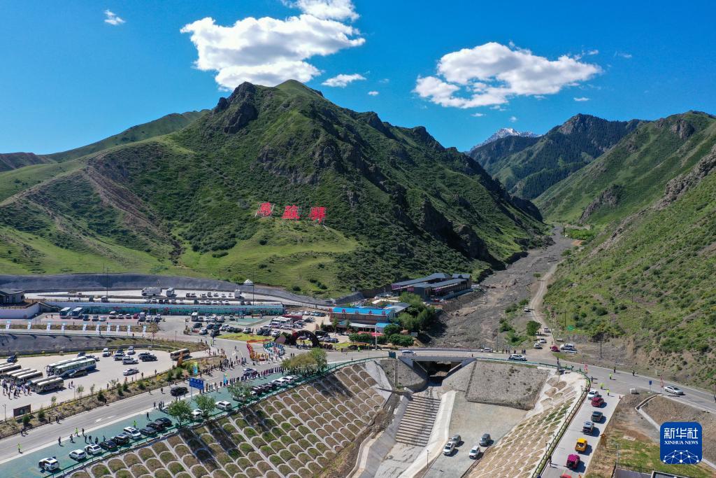 新华全媒＋丨“中国最美公路”告别“冬眠”恢复通车(图3)