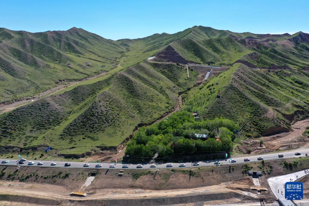 新华全媒＋丨“中国最美公路”告别“冬眠”恢复通车(图7)